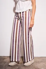 Pantalón de jean de corte wide leg, tiro medio, con rayas verticales en tonos marrón, morado y blanco crema.