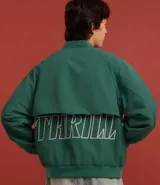 Campera bomber verde oscuro de poliéster con cuello alto con velcro, cierre por cremallera, bolsillos con solapa, manga larga ajustada y bajo ajustado.