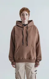 Hoodie color marrón claro de frisa premium con capucha ajustable y corte oversize.