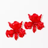 Par de aros colgantes con forma de flor roja.