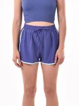 Short deportivo color azul con cintura elastizada y cordón ajustable. Presenta ribete celeste en los bordes y una franja vertical celeste en los laterales.