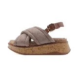Sandalias Salomé con plataforma de yute, tiras acolchadas cruzadas color gris y tira trasera marrón con hebilla.