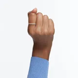 Anillo plateado con banda completa de brillantes chatones.