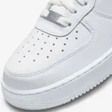 Zapatilla deportiva Nike Air Force 1 '07, completamente blanca, de corte bajo, con capellada de cuero liso y suela gruesa con tecnología Air.