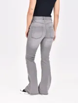 Pantalón de jean gris, de corte acampanado.