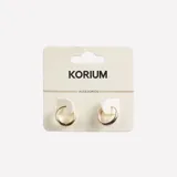 Aros tipo argolla pequeños, dorados, con forma trapezoidal o de gota invertida, de acabado liso y brillante.