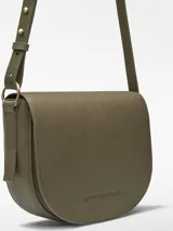 Bandolera mediana de poliuretano color marrón con textura granulada. Tiene un compartimento con cierre de solapa, bolsillo interior, asa larga regulable y logo grabado.