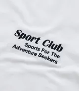 Remera blanca de algodón con cuello redondo y mangas cortas con borde negro. Estampado frontal con texto "Sport Club Sports For The Adventure Seekers" en color negro.
