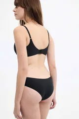 Bombacha de bikini color piel, tiro bajo, confeccionada en microfibra con terminaciones de corte láser y refuerzo interior.