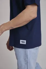 Remera verde oscuro de corte holgado y mangas cortas.