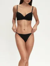 Colaless negra con detalle de encaje.