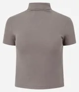 Remera marrón de ribana con cuello alto y mangas cortas.