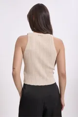 Blusa corta tejida de punto con lurex color celeste, de breteles anchos y corte ajustado.