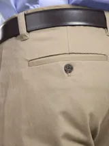 Pantalón color beige de calce comfort, confeccionado en tejido sateen con algodón y spandex.