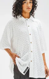 Camisa blanca con estampado de abanicos en tonos celeste, azul y amarillo.