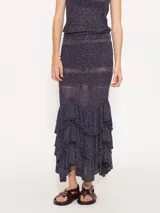 Pollera larga de tejido de punto con hilo metálico, corte al cuerpo y largo hasta los tobillos.