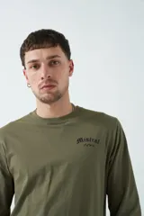 Remera manga larga verde militar con estampado en la espalda que dice 'look Mistral only' y una frase motivacional.