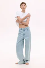 Remera blanca de algodón, corte amplio, con mangas cortas y cuello redondo.