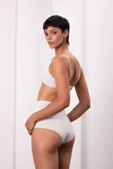 Culotte blanco de algodón con doble tela y diseño sin elásticos.