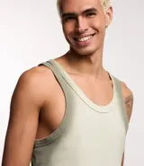 Musculosa verde claro de ribana con cuello redondo y efecto spray en las sisas.