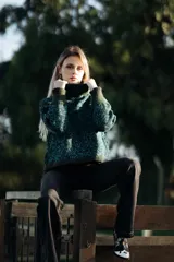 Sweater tejido a mano con dos agujas, 100% lana, color rosa jaspeado. Diseño de silueta recta con cuello tortuga.