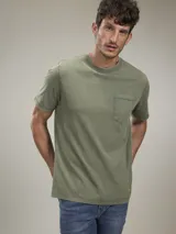 Remera verde militar de manga corta con bolsillo en el pecho.