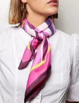 Pashmina cuadrada de satén estampado con diseño de ondas en tonos azul, celeste, marrón y amarillo.