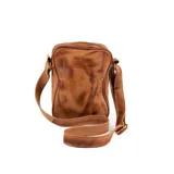 Bandolera de cuero color terracota con correa ajustable, cierre superior y bolsillo externo con cierre. Incluye bolsillo interno y logo de la marca en el frente.