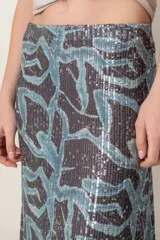 Pollera larga marrón con lentejuelas degradadas en celeste.