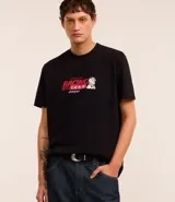 Remera negra de algodón, corte comfort, con cuello redondo y mangas cortas. Estampa frontal y trasera con diseño de automovilismo y lettering.