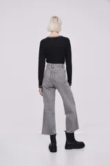 Pantalón de jean azul de corte ancho y tiro alto.