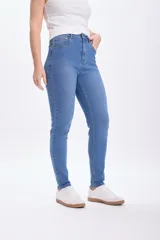 Pantalón de jean skinny de tiro medio, color azul claro, con suave elasticidad.