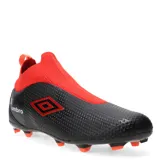 Championes de fútbol Umbro Fuzion, color negro con detalles en rojo y logo de la marca en el lateral. Diseño sin cordones con ajuste elástico en el tobillo.