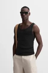 Musculosa negra ajustada al cuerpo, con cuello redondo y sisas amplias.