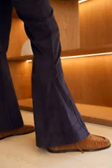 Pantalón acampanado de tiro alto confeccionado en corderoy azul marino elastizado.