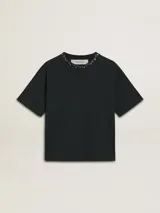 Remera negra de corte recto con cuello redondo y cristales aplicados.