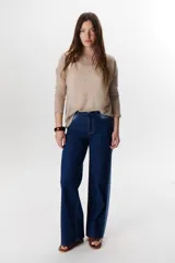 Sweater beige de tejido de punto calado, con mangas largas y cuello redondo. Confeccionado en viscosa y poliéster.