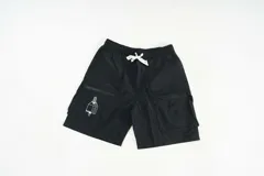 Bermuda negra confeccionada en nylon liviano, con cintura elastizada con cordón, bolsillos laterales y bolsillos cargo de perfil limpio.