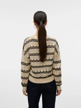 Sweater tejido color crema con rayas horizontales negras, cuello redondo y calce regular.