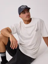 Gorra de lona lavada color azul con visera curva y parche bordado con el logo de Rusty en el frente.