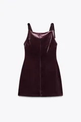 Vestido corto de terciopelo color borgoña, con escote cuadrado y tirantes finos con lazos. Cierre trasero con cremallera oculta.