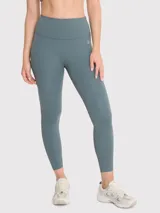 Calza deportiva larga color azul petróleo, de tiro alto y calce regular. Confeccionada con tecnología seamless para mayor comodidad.
