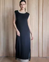 Vestido largo gris con ribete negro y estampado de estrella blanca en la espalda.