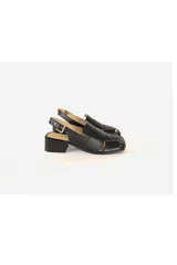 Sandalia de cuero negra con tiras anchas entrecruzadas y punta cuadrada. Talón abierto con pulsera ajustable y hebilla metálica. Taco ancho medio forrado.