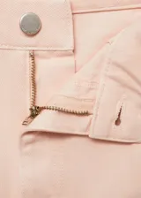 Pantalón de jean color rosa claro, corte wide leg, tiro alto, con bolsillos laterales y trabillas para cinturón.
