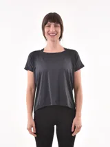 Remera negra de corte holgado con cuello redondo y mangas cortas.