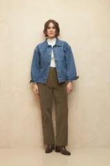 Pantalón de pana recto y de tiro alto, con cuatro bolsillos, dos de ellos decorados con tachas.