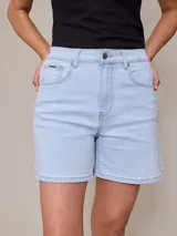 Short de jean elastizado color celeste, tiro alto y corte clásico.