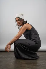 Vestido largo negro sin mangas, confeccionado en lino.