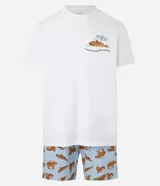 Conjunto de pijama para hombre, compuesto por una remera blanca de manga corta con cuello redondo y estampado de carpincho, y un short celeste con cintura elástica y estampado de mini carpinchos.
